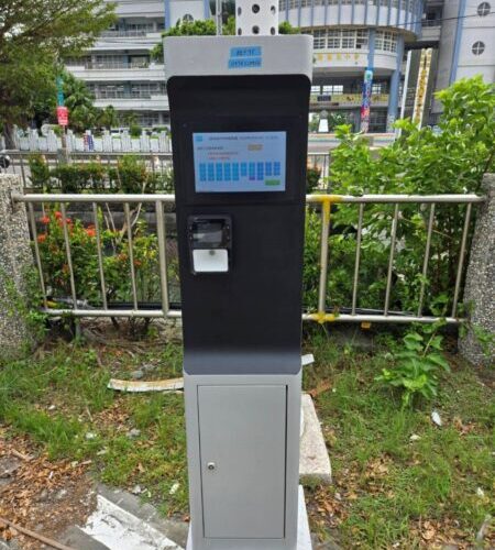 打造數位智慧城市希望 屏東東港啟用74座智慧停車柱