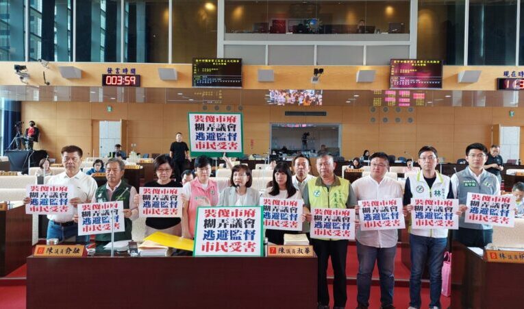 中市議會進行市長施政總報告　盧秀燕上報告臺用心說明