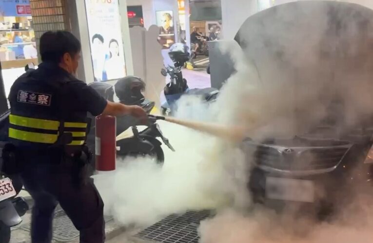 駕駛車燈走火險釀災｜幸警果斷救援滅火