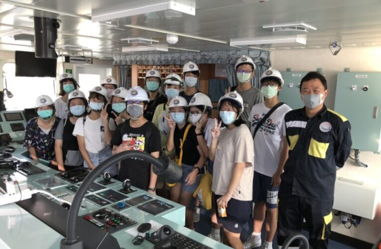 中山大學新海研3號研究船19日在高雄港8號碼頭開放5場次定時導覽
