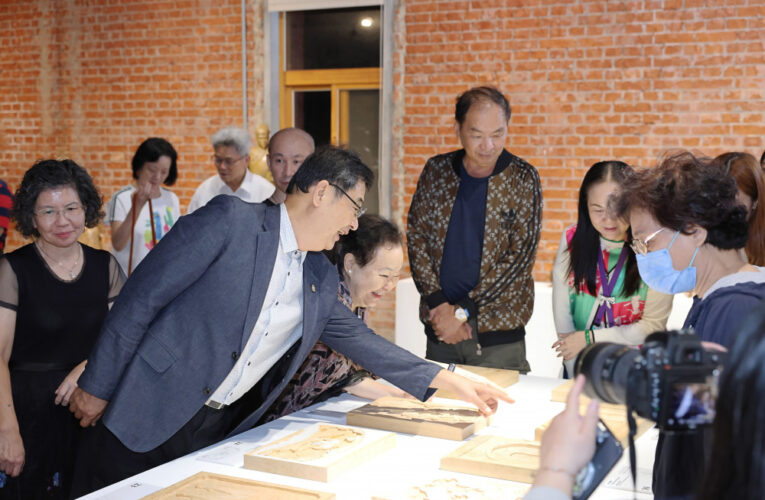 入木三分：人間國寶陳啟村×成大學子木雕作品聯展 感受工藝深厚魅力