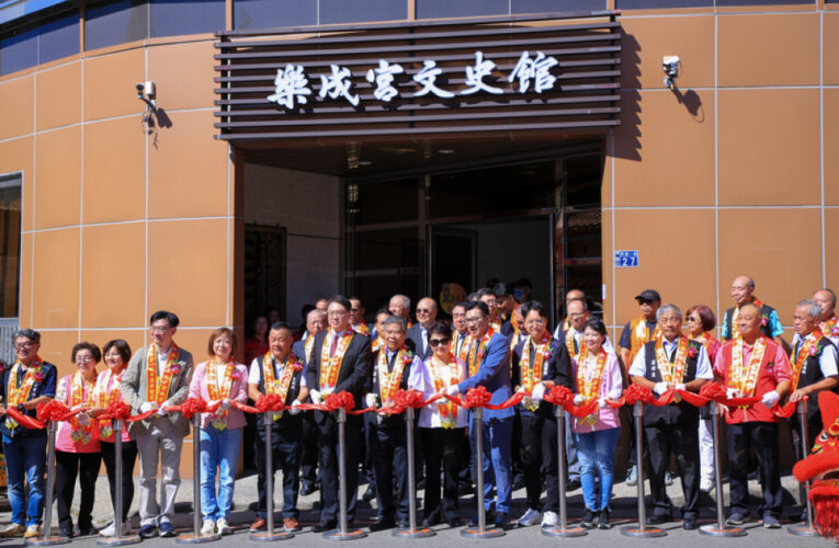 台中樂成宮「正殿重修100周年」暨「文史館落成揭牌」捐贈高頂救護車、警備車及復康巴士  盧秀燕致贈感謝狀