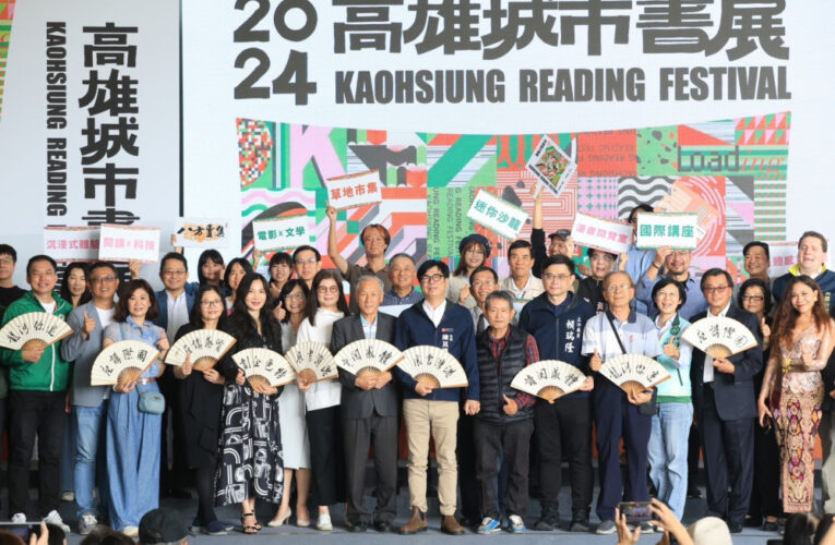 書香魔法齊飛揚！陳其邁攜手幻術師點亮高雄城市書展