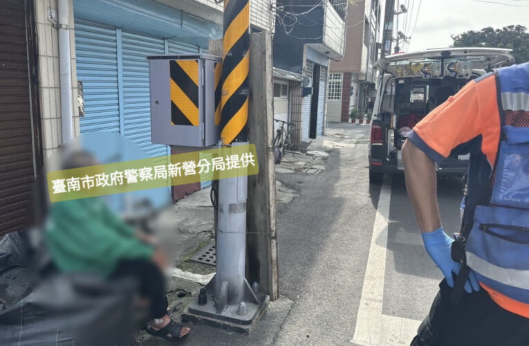 7旬翁體力不支倒臥路邊 南警暖助返家團圓