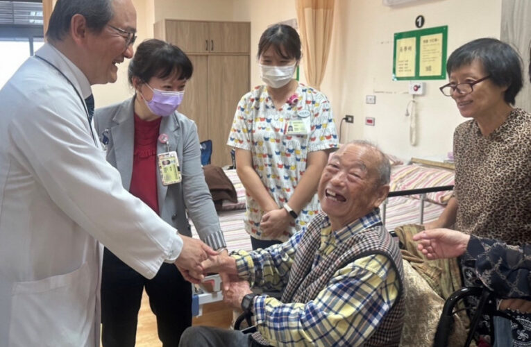 高榮南院鄭名芳赴臺南榮家 探視退休婦產科醫師伉儷表達敬意