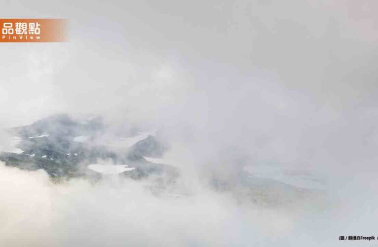 天空霧濛濛一片！空氣品質亮橘燈 　民眾驚：還飄臭味