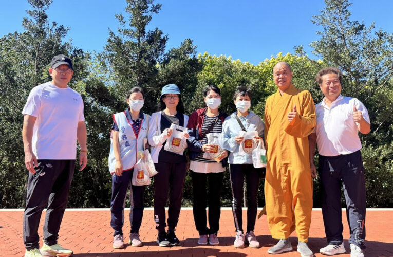 金大師生登太武山 攜手淨山做環保祝校慶