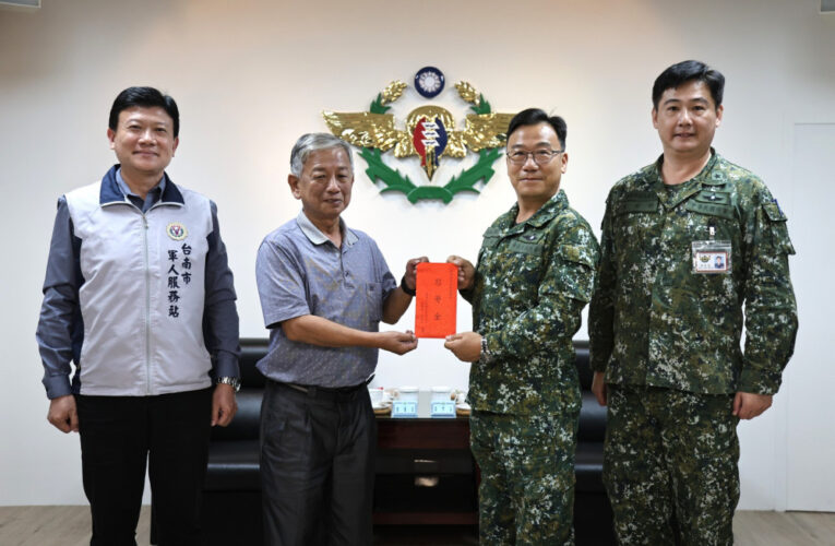 南市軍人服務站陪同里港文富食品慰訪航特部 感謝國軍無私奉獻