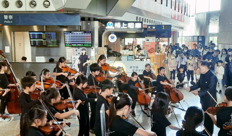 東興國小和興隆國小兩校弦樂團獻技　高鐵新竹站大廳化身交響樂殿堂