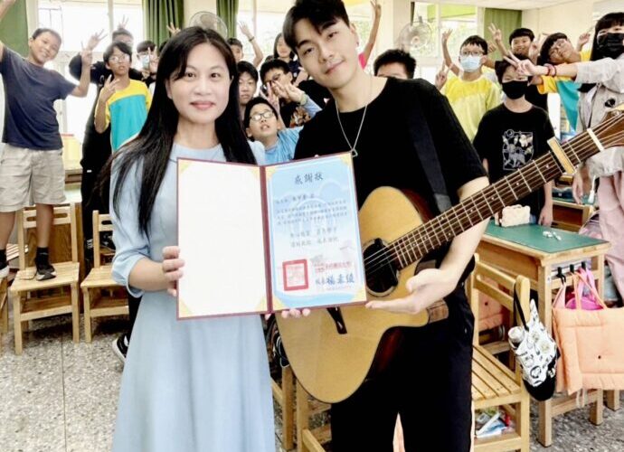 彰化文祥國小多元課程體驗　網路創作歌手分享唱做故事