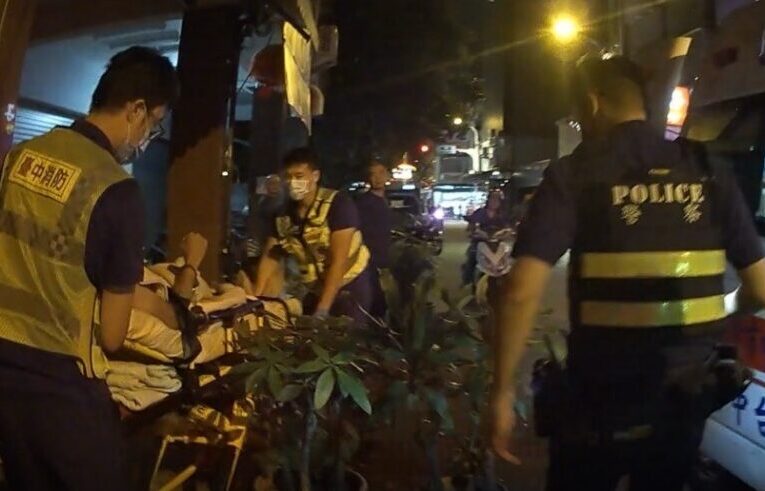 男夜市驟然失序裸奔                 正義警迅即制止送醫
