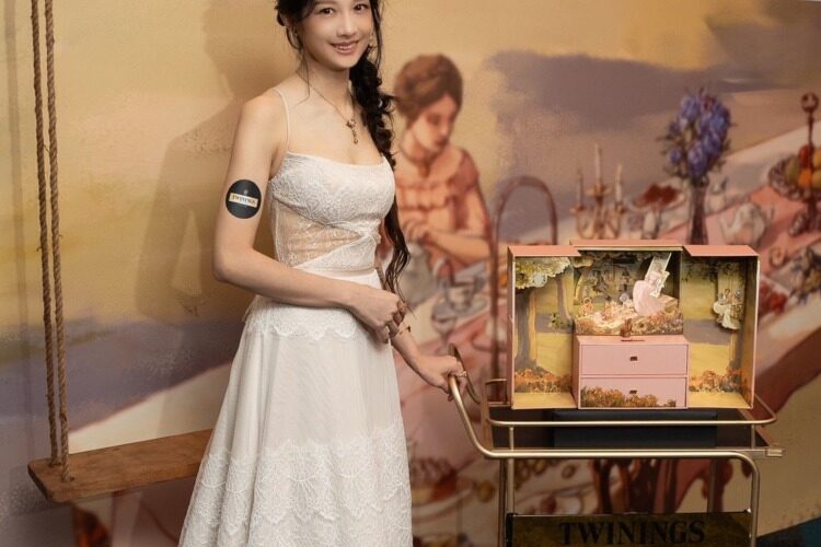 簡嫚書化身英國貴族亮相圓夢 體驗優雅品茶