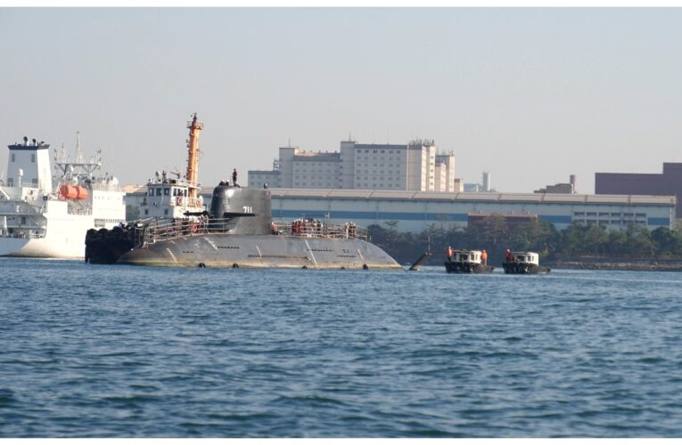 台船打造海鯤潛艦 今移至乾塢執行水下測試作業