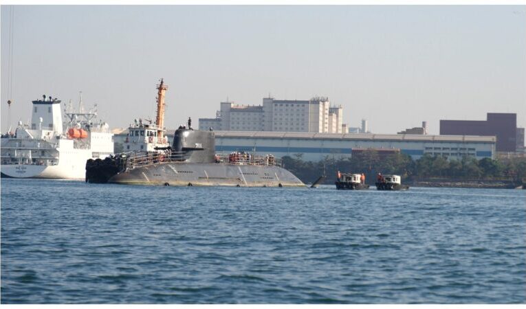 潛艦國造原型艦海鯤軍艦 今移船入塢測試作業