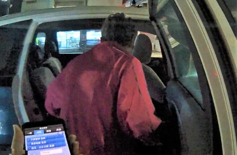 失智婦迷失街頭　八掌警關心助送返家