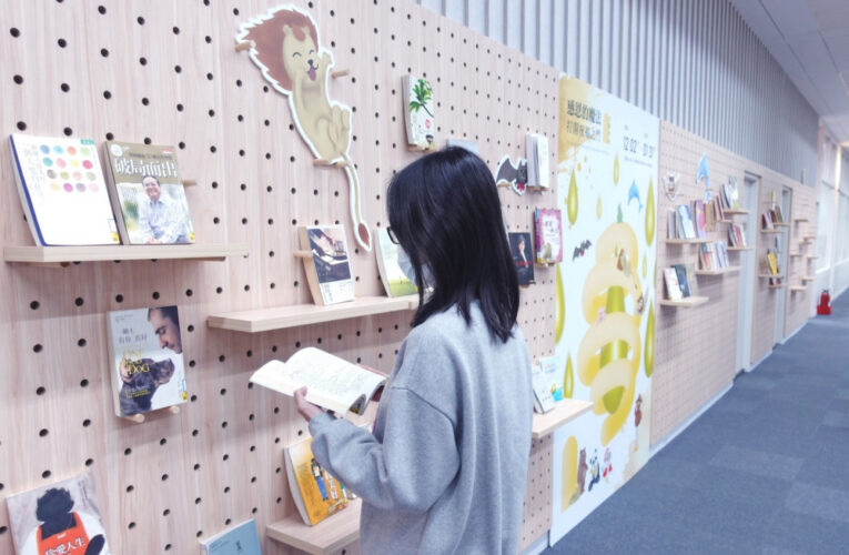 成大圖館主題書展  邀您齊來解開感恩的魔法