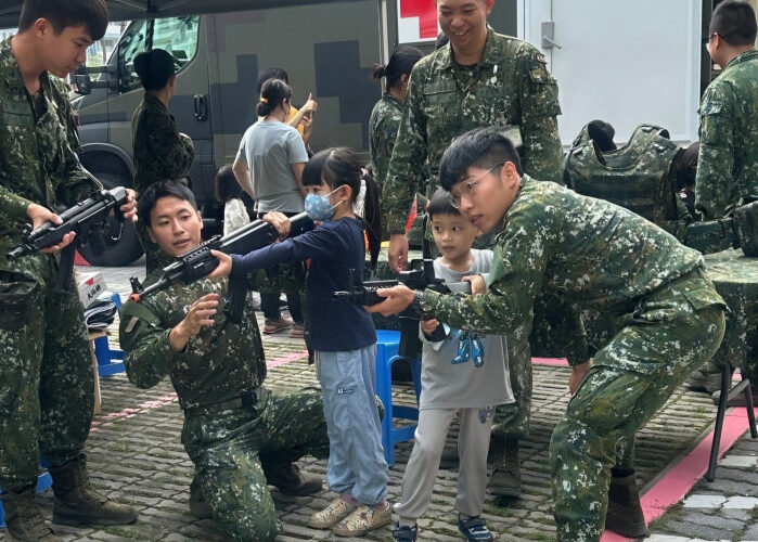 華醫Team全民國防國軍裝備校園展示 師生體驗各軍種演練做國軍後盾