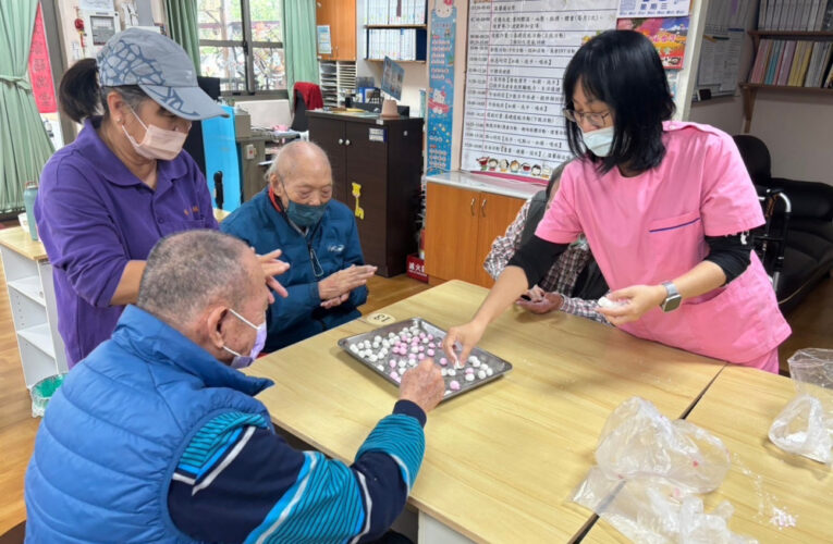 彰化榮家日照中心長輩迎冬至 搓湯圓話家常溫馨滿分