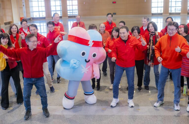 新北市蛇年賀歲片運動風　侯友宜揪團隊挑戰世壯運競賽項目