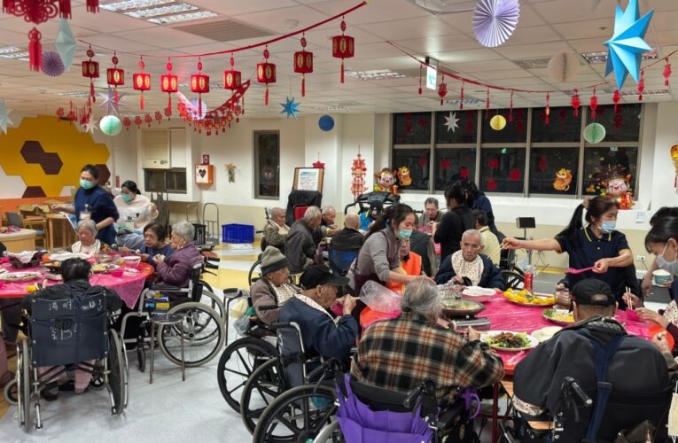 辦春節春聯製作暨圍爐迎新春　埔里榮院養樂居有年味