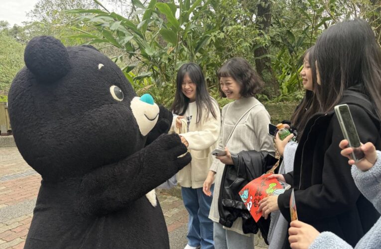 台北走春必訪三貓景點　熊讚拜年送「蛇馬龍鶴」斗方祝福