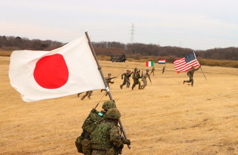 2025年1月春節日本日本令和7年第1空挺團初降下 邀請來自全球12個國家的傘兵參與空降跳傘訓練與奪回釣魚台演習