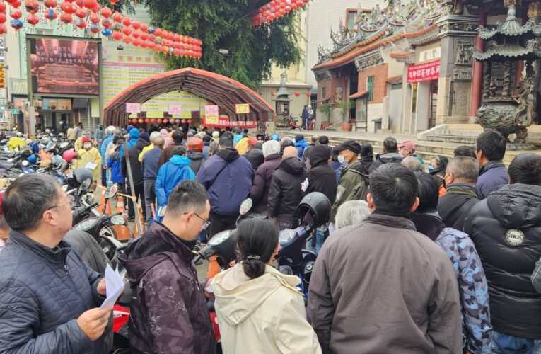 臺疆祖廟大觀音亭暨祀典興濟宮18日舉辦歲末寒冬送暖、大師揮毫贈春聯活動