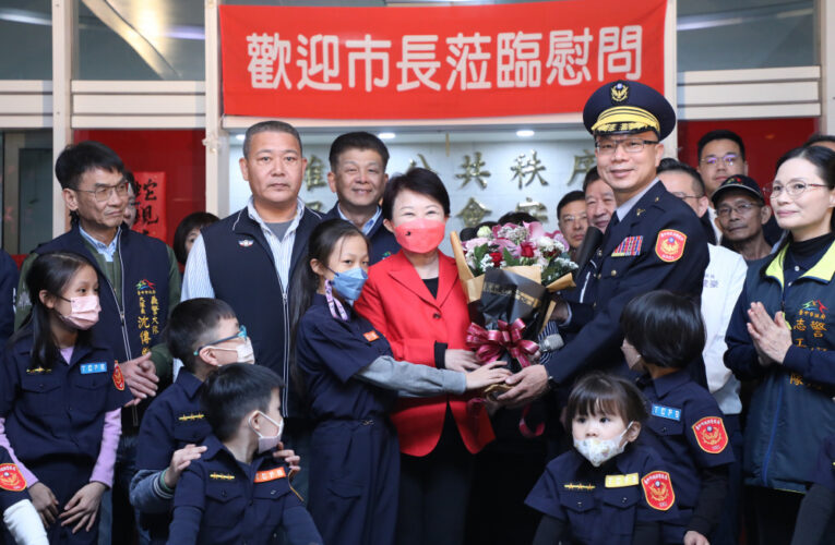 中市府兵分8路慰勉第一線執勤人員　盧秀燕贈小紅包  感謝守護市民過好年