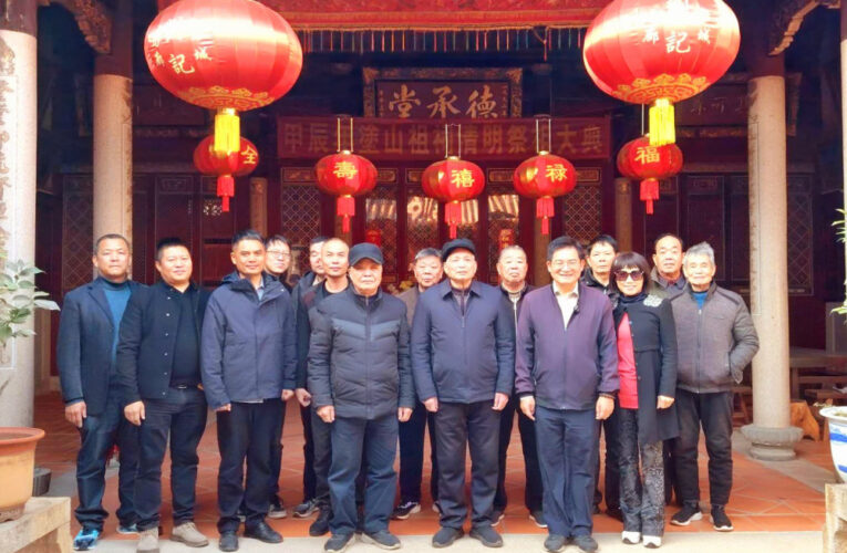 劉燈鐘至大陸泉州尋祖源 與祖籍宗親對接族譜