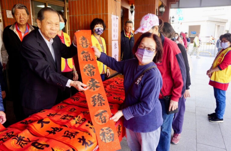 台中萬和宮送春聯  鄉親歡喜排隊挑選感受年味