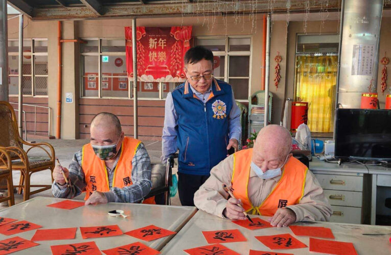 屏東榮家辦年節小市集 住民長輩開心採購迎新春