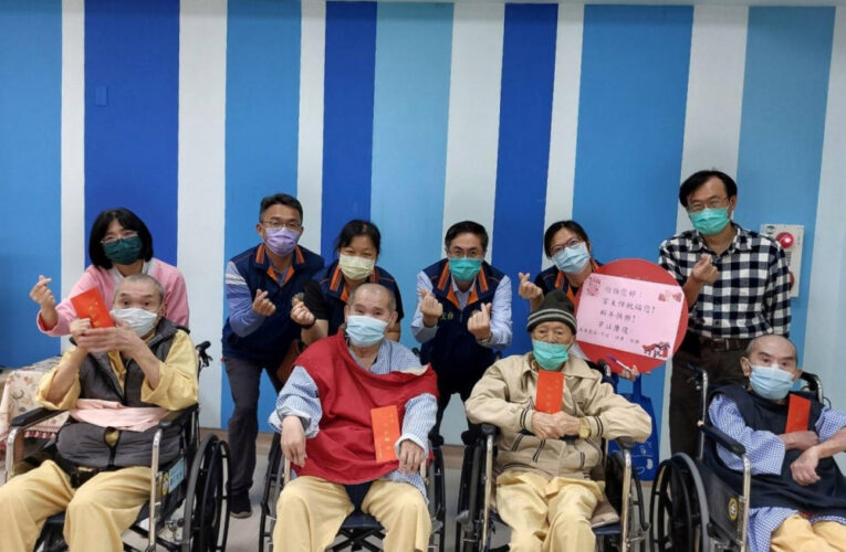 屏東榮家春節前溫馨關懷住院長輩