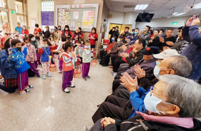 新竹榮服處與清大附小幼兒園攜手迎春　齊向榮民長輩歡樂拜早年趣！