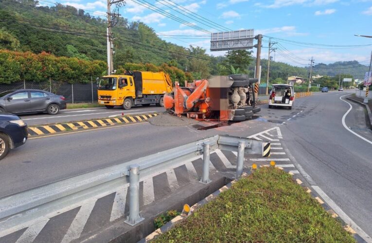 六龜新威大橋前預拌混泥車翻覆 警消獲報到場救護