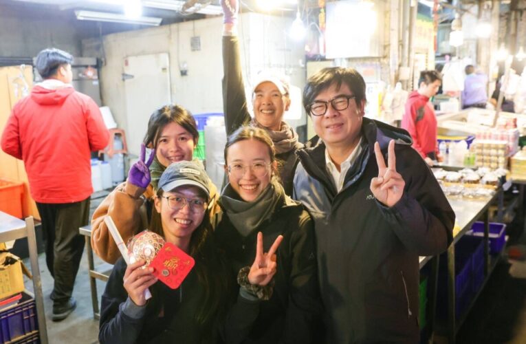 關心年前農產品供應情形 陳其邁早起巡訪鳳山、高雄果菜市場 