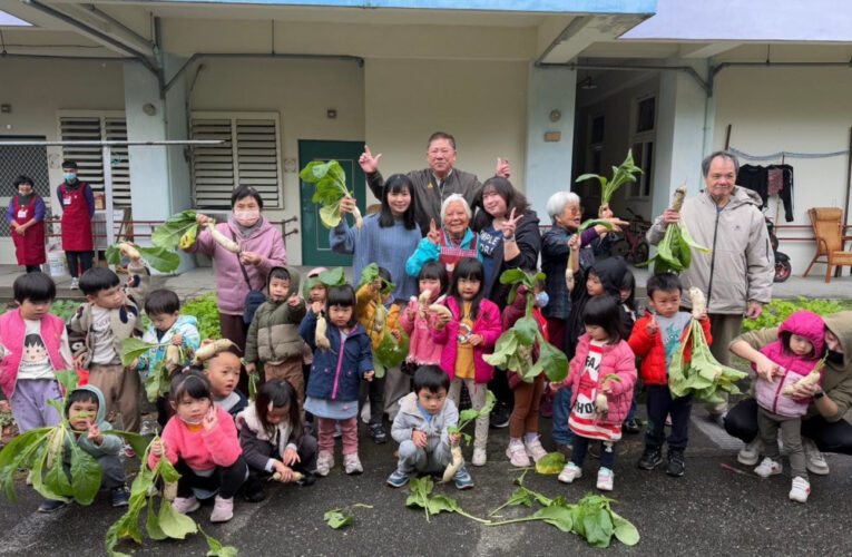 花蓮榮家老幼共融歡樂拔蘿蔔 迎新年好彩頭