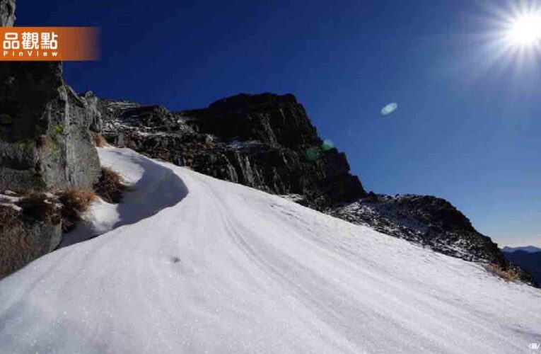 合歡山下雪成銀白世界！台14甲昆陽至大禹嶺須掛雪鏈通行