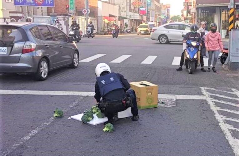 昂貴花菜灑一地　北門警幫忙撿拾避損失 