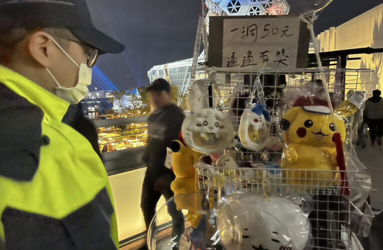 鹽埕警分局聯合稽查吉伊卡哇周邊商品   查獲無授權攤販依法送辦