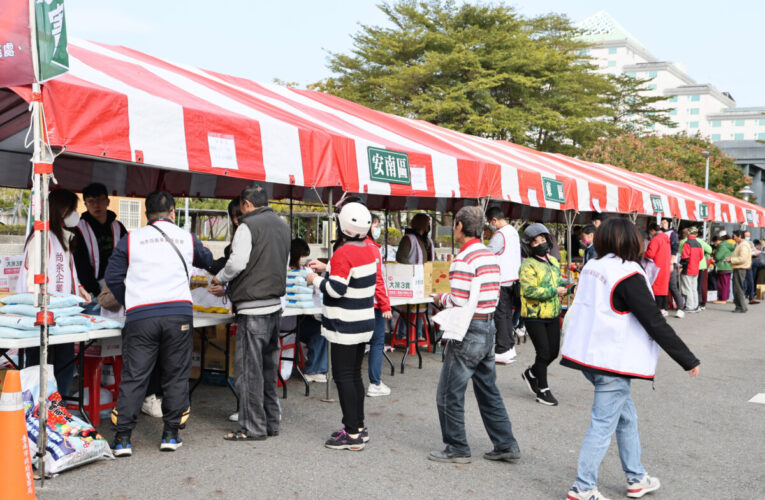 在地企業寒冬送暖贈物資 南市長黃偉哲盼公私協力助弱勢暖心過年