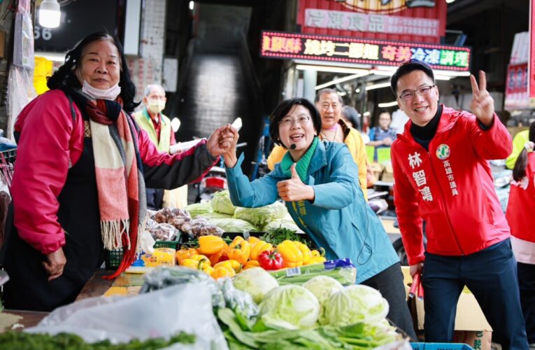 林岱樺鳳山果菜市場拜票 鄉親讚「有夠骨力！」