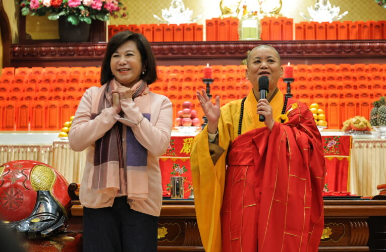 邱佩琳出席極樂寺新春禮千佛法會　祝福信眾們幸福平安