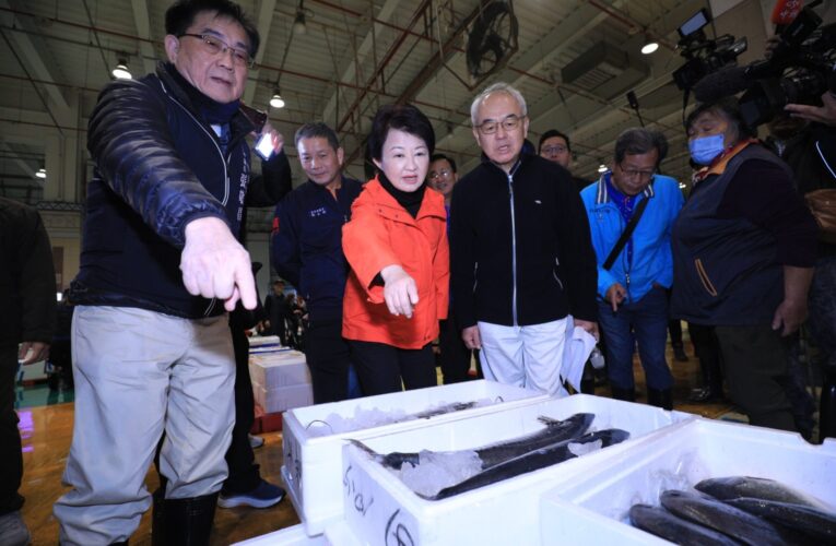 盧秀燕春節前視察魚市、果菜市場　關心調配供給量