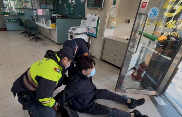 警三分局防搶演練逼真            民眾以為真的驚傳搶案