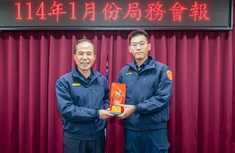 霹靂幹員助迷途老翁返家             盧廷彰在會報上公開表揚