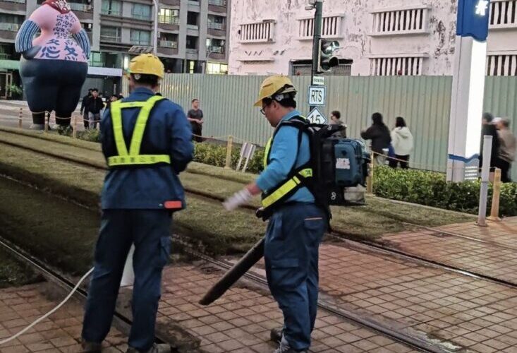 高雄輕軌加強路口軌道區清潔維護喜迎春節運量高峰
