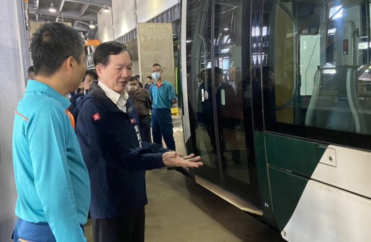 高市捷運局長吳嘉昌春節前視察輕軌營運 春節疏運計畫啟動 班距最密8分鐘