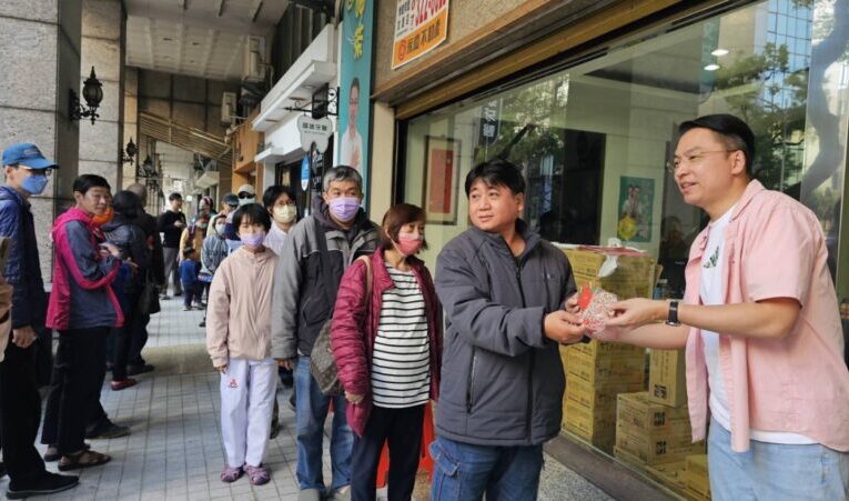 黃文益發送總統、市長蛇年福袋 人潮大排長龍