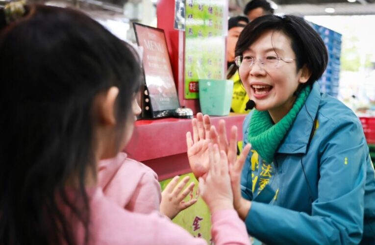 林岱樺鳳山果菜市場拜票 民進黨市議員張漢忠、黃飛鳳、林智鴻陪同掃街，展現團結拚勝選氣勢