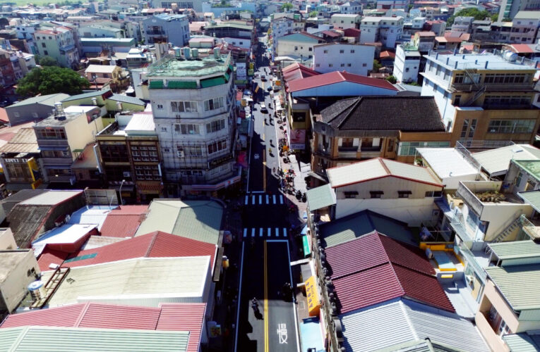 旗山老街路面翻新 歡迎遊客「蛇來趣陶」